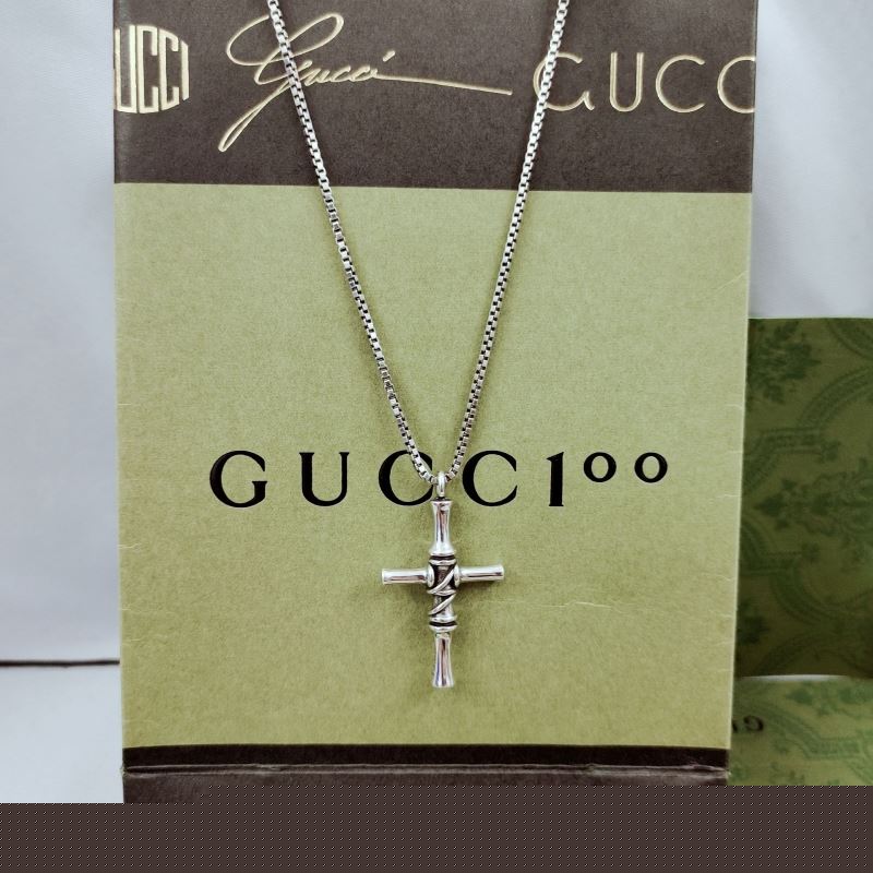 G*u*i necklaces
